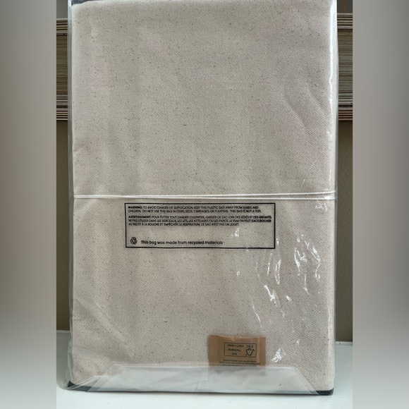 Chan Luu Table Runner with Black Scallop Trim NWOT New in Packaging - Picture 4 of 4